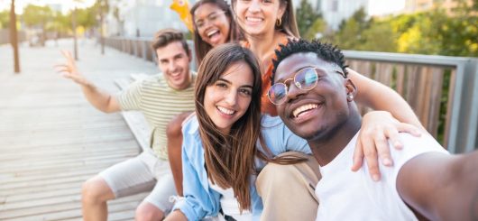 Một nhóm bạn đang trò chuyện vui vẻ - minh họa cho cách kết bạn mới khi trưởng thành.